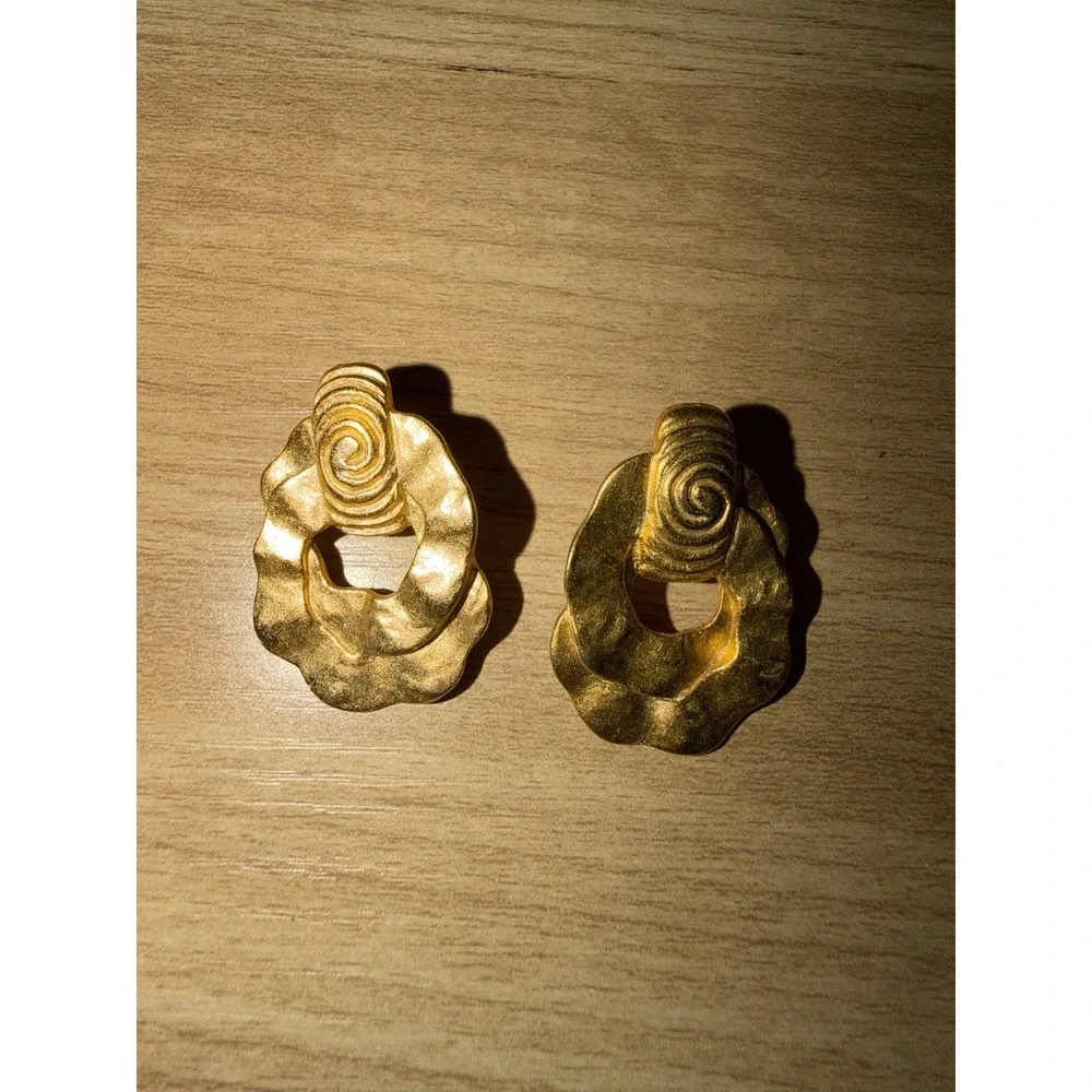 Vtg Hammered Matte Gold Tone Stud Dangle Pierced Earrings Wavy Hoop Statement